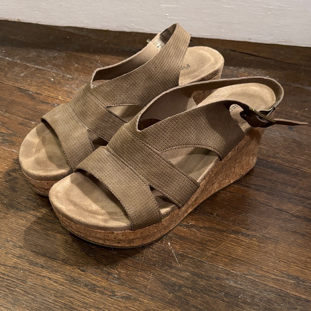 Pierre Dumas Women's Tan Wedge Sandals 10